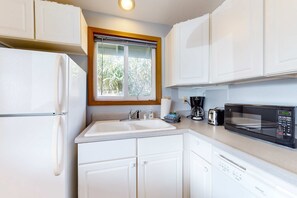 Fridge, microwave, oven, stovetop - Dog-friendly home one block from the beach with deck & washer/dryer (Manzanita)