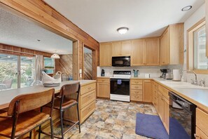 Fridge, microwave, oven, stovetop - Spacious home with full kitchen, wifi, private backyard & grill (Welches)