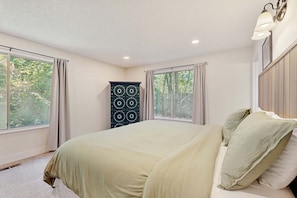 3 bedrooms, iron/ironing board, WiFi, bed sheets - Spacious home with full kitchen, wifi, private backyard & grill (Welches)