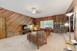 TV, fireplace, DVD player, offices - Spacious home with full kitchen, wifi, private backyard & grill (Welches)