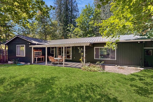 Spacious home with full kitchen, wifi, private backyard & grill