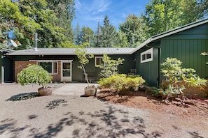 Exterior - Spacious home with full kitchen, wifi, private backyard & grill (Welches)