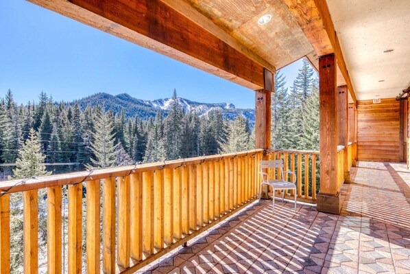 Property grounds - Luxurious Collins Lake condo with fireplace, great views & shared pool & hot tub (Government Camp)