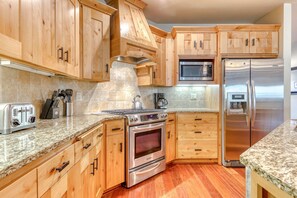 Fridge, microwave, oven, stovetop - Luxurious Collins Lake condo with fireplace, great views & shared pool & hot tub (Government Camp)