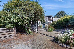 Exterior - Vintage getaway in downtown Manzanita - 2 blocks to beach MCA #1123 (Manzanita)