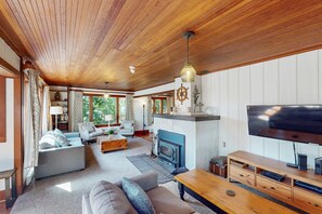 TV, fireplace, DVD player, stereo - Vintage getaway in downtown Manzanita - 2 blocks to beach MCA #1123 (Manzanita)