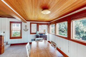 Dining - Vintage getaway in downtown Manzanita - 2 blocks to beach MCA #1123 (Manzanita)