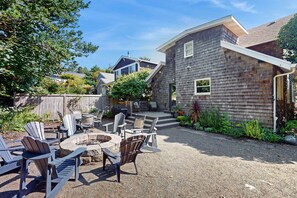 Outdoor dining - Vintage getaway in downtown Manzanita - 2 blocks to beach MCA #1123 (Manzanita)