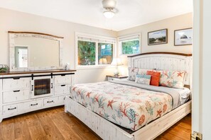 3 bedrooms, iron/ironing board, travel cot, WiFi - Dog-Friendly Home withFenced Oasis, Gas Grill - Walk Everywhere (Seaside)