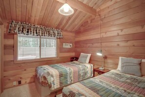 3 bedrooms, desk, iron/ironing board, WiFi - Woodsy Cabin with Private Hot Tub, Game Tables & 8 SHARC Passes - Dogs OK (Sunriver)