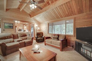 TV, fireplace, DVD player, offices - Woodsy Cabin with Private Hot Tub, Game Tables & 8 SHARC Passes - Dogs OK (Sunriver)