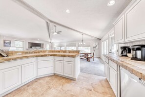 Fridge, microwave, oven, stovetop - Relaxing getaway with a private hot tub, grill & 10 SHARC passes (Sunriver)