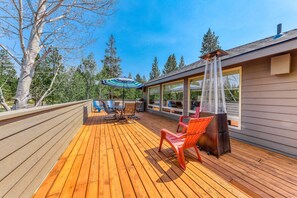 Outdoor dining - Relaxing getaway with a private hot tub, grill & 10 SHARC passes (Sunriver)