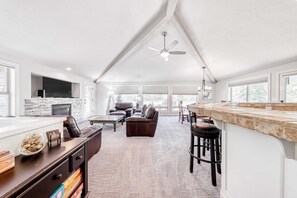 TV, fireplace, video games, DVD player - Relaxing getaway with a private hot tub, grill & 10 SHARC passes (Sunriver)