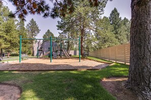 Children’s area - Studio condo with shared pool & hot tub, WiFi, close to outdoor recreation (Bend)