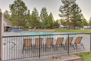 Pool - Studio condo with shared pool & hot tub, WiFi, close to outdoor recreation (Bend)