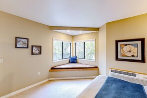 WiFi, bed sheets - Studio condo with shared pool & hot tub, WiFi, close to outdoor recreation (Bend)