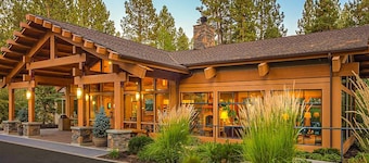 Studio condo with access to shared pools, hot tubs, close to Mt Bachelor