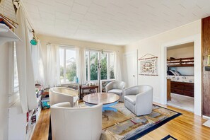 4 bedrooms, desk, iron/ironing board, WiFi