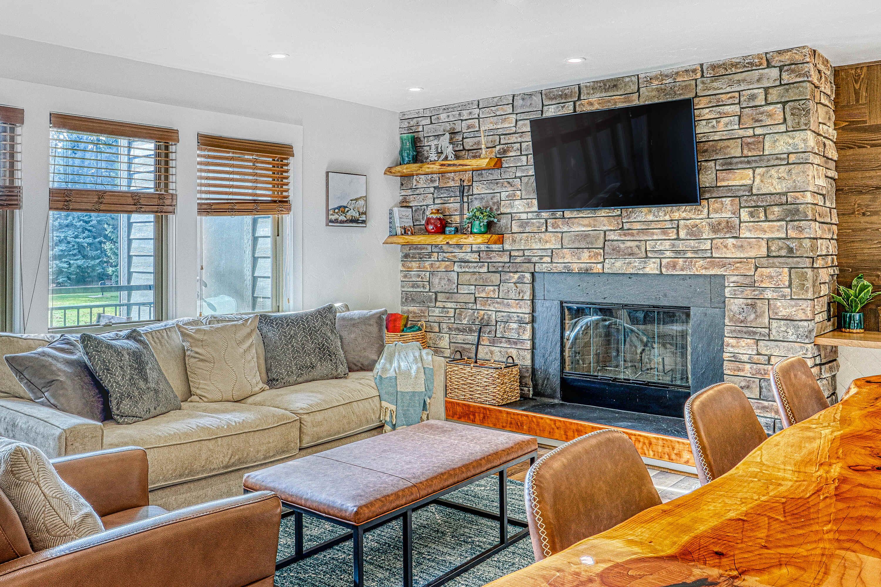 TV, fireplace