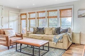 TV, fireplace - Dog-friendly, second floor condo with pool & hot tub access, & wood fireplace (Bend)