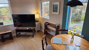 Dining - Charming Stone Cottage with Beautiful Gardens in the Heart of North Uist (HM2X+WH Isle of North Uist, United Kingdom)