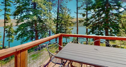 Nana and Papa's - Lakefront, dog-friendly home in Joseph with amazing yard, deck