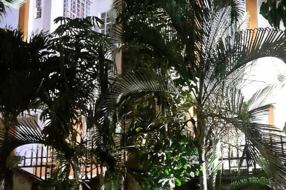 Jolly 1br With AC, Backup Gen, Netflix, Balcony