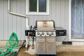 Terrace/patio - Cute, cozy home with fenced backyard & grill - close to heart of Eugene (Springfield)