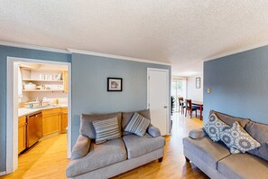TV, fireplace - Cute, cozy home with fenced backyard & grill - close to heart of Eugene (Springfield)