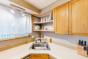 Fridge, microwave, oven, stovetop - Cute, cozy home with fenced backyard & grill - close to heart of Eugene (Springfield)