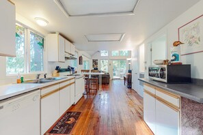 Private kitchen - Beautiful Dog-Friendly Home on the Lake - Great Views & Private Dock (Florence)