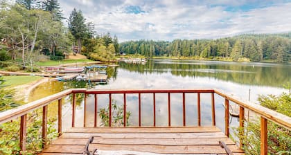 Beautiful Dog-Friendly Home on the Lake - Great Views & Private Dock