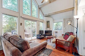 Living area - Beautiful Dog-Friendly Home on the Lake - Great Views & Private Dock (Florence)