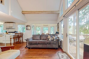 Living area - Beautiful Dog-Friendly Home on the Lake - Great Views & Private Dock (Florence)