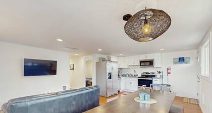 Downtown Condo with rooftop deck - just steps to beach, restaurants, & bars