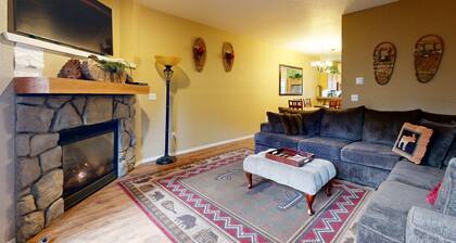 Dog-Friendly Condo with Great Kitchen, Pool & Hot Tub - Close to Skiing