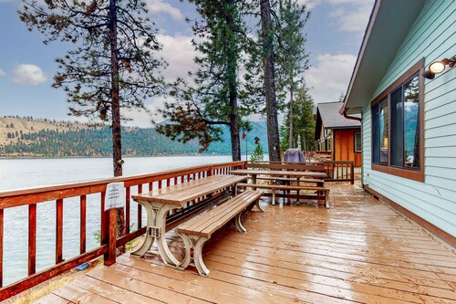 Classic lakefront home with private hot tub, fireplace & washer&dryer