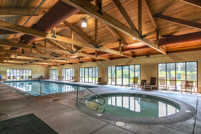 Two-story townhome on Ridge Golf Course with pools, hot tubs, gyms, tennis