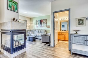 Living area - Two-story townhome on Ridge Golf Course with pools, hot tubs, gyms, tennis (Eagle Crest)