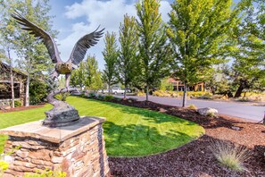 Property grounds - Two-story townhome on Ridge Golf Course with pools, hot tubs, gyms, tennis (Eagle Crest)