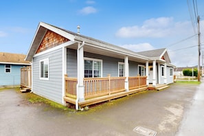 Exterior - Charming Seaside home with Private Hot tub and easy beach access (Seaside)