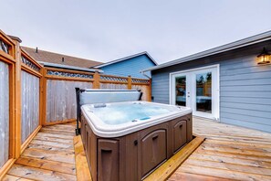 Terrace/patio - Charming Seaside home with Private Hot tub and easy beach access (Seaside)