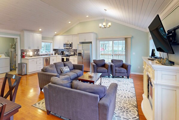Interior - Charming Seaside home with Private Hot tub and easy beach access (Seaside)