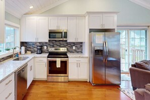 Fridge, microwave, oven, stovetop - Charming Seaside home with Private Hot tub and easy beach access (Seaside)