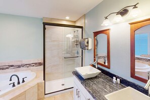 Shower, hair dryer, towels - Charming Seaside home with Private Hot tub and easy beach access (Seaside)