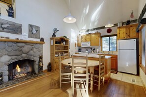 Dining - Home with spacious deck with private hot tub & SHARC access (Sunriver)