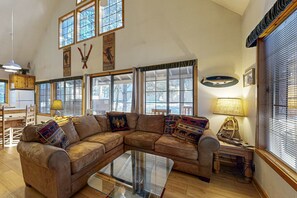TV, fireplace, DVD player - Home with spacious deck with private hot tub & SHARC access (Sunriver)
