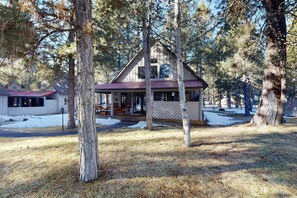 Exterior - Home with spacious deck with private hot tub & SHARC access (Sunriver)