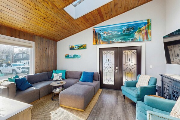 TV, DVD player, offices - Beautiful oceanview home with enclosed yard, washer/dryer, WiFi, & Netflix (Brookings)